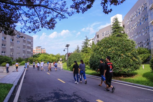 201908【今日五中迎來新主人——阜陽五中千余名新生喜領(lǐng)通知書】2000k 阜陽日報 阜陽發(fā)布 特約攝影 凡偉 18844908911 (15)_conew1.jpg