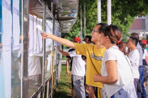 201908【今日五中迎來新主人——阜陽五中千余名新生喜領(lǐng)通知書】2000k 阜陽日報 阜陽發(fā)布 特約攝影 凡偉 18844908911 (3)_conew1.jpg