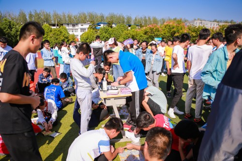 201909【五中社團(tuán)喜迎新 莘莘學(xué)子顯風(fēng)采——阜陽五中舉行2019年社團(tuán)納新大會(huì)】2000k 阜陽日報(bào) 阜陽發(fā)布 特約攝影 凡偉 18844908911-11 (4)_conew1.jpg