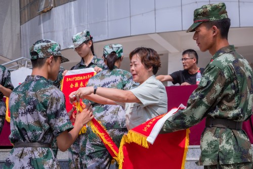 202008【2020級軍訓(xùn)閉幕式 阜陽五中】潁州晚報 阜陽日報 特約攝影記者 凡偉 18844908911-12_conew1.jpg