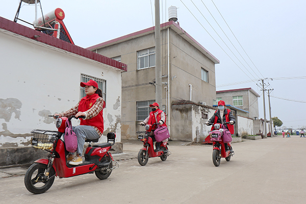 王崗鎮(zhèn)王崗社區(qū)村嫂正在沿路查看環(huán)境衛(wèi)生，看看是否有未清理垃圾，及時對接保潔員，發(fā)揮信息員作用.jpg