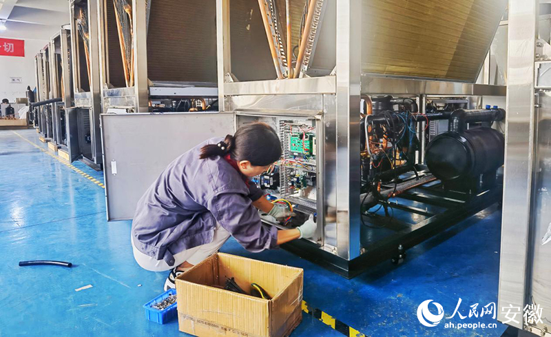 馬鞍山佧諾科技有限公司工人正在組裝設(shè)備。人民網(wǎng)記者 周坤攝