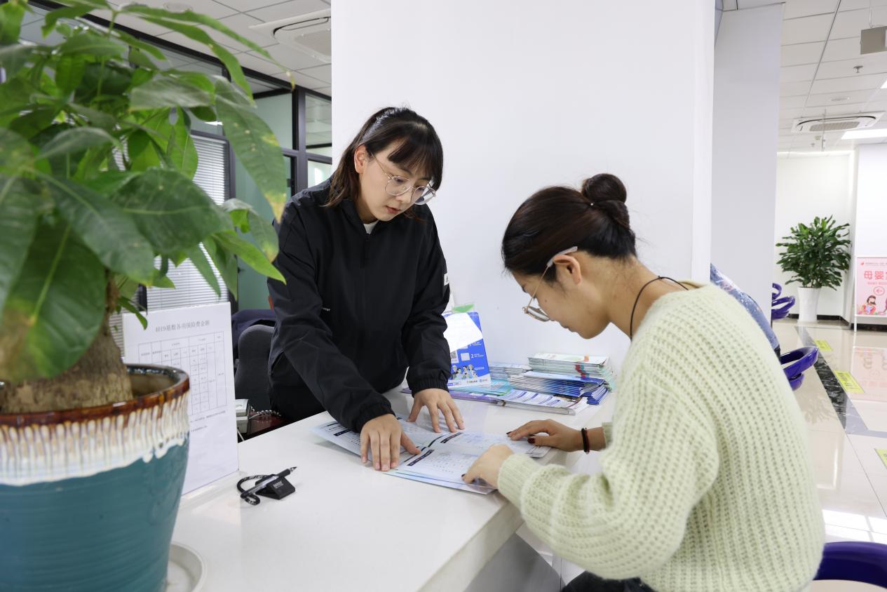 慈湖高新區(qū)政務(wù)中心大廳，工作人員正在給市民介紹相關(guān)政策。慈湖高新區(qū)管委會供圖