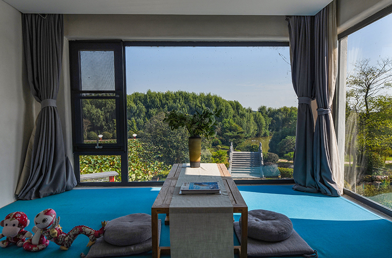 位于四頂山腳下的四頂山居，推窗見(jiàn)景，望山親水。吳芳攝