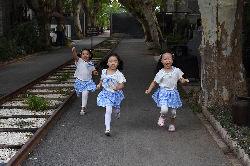 由礦場(chǎng)家屬區(qū)改造而來(lái)的“鮮花小院”民宿，深受孩子們的喜愛(ài)。吳芳攝