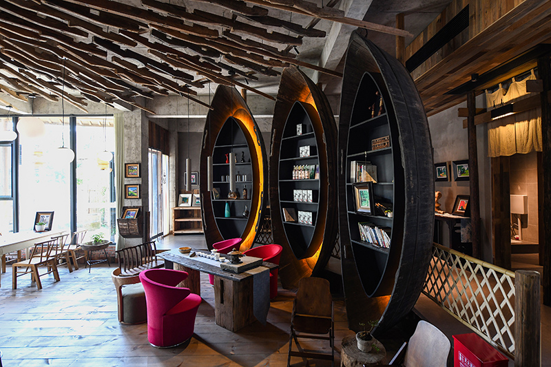 漁船、船槳……花田·僑鄉(xiāng)里的裝飾材料，多是從當(dāng)?shù)靥詠?lái)的舊物。 吳芳攝