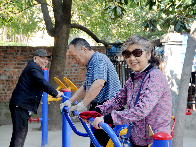 實(shí)施“快樂健身”行動，豐富小區(qū)健身設(shè)施?；ㄉ絽^(qū)發(fā)展改革委供圖