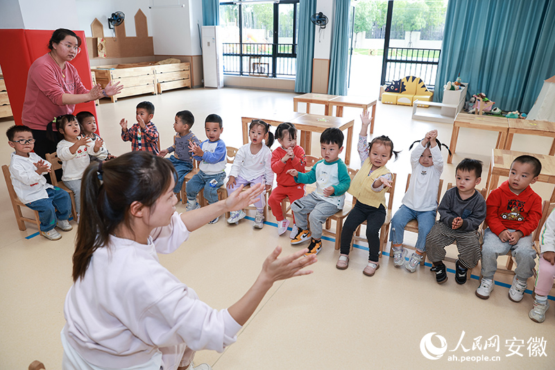 開展“安心托幼”行動，增加公辦園學(xué)位、托位。人民網(wǎng)記者 張俊攝