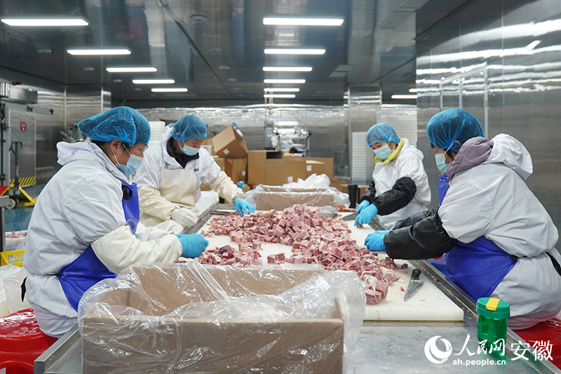 安徽寶臨食品有限公司內(nèi)，工人們正在將切割出來的牛腩篩選打包。人民網(wǎng)記者 陳若天攝