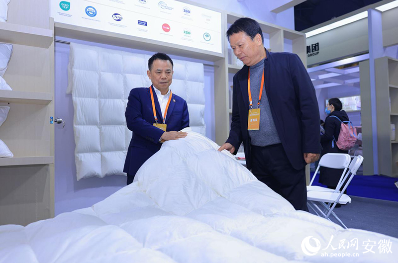 羽絨博覽會(huì)現(xiàn)場(chǎng)。人民網(wǎng)記者 王曉飛攝