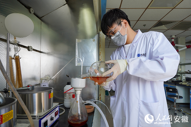 欣奕華實(shí)驗(yàn)室內(nèi)，工作人員正在進(jìn)行實(shí)驗(yàn)。人民網(wǎng)記者 陳若天攝