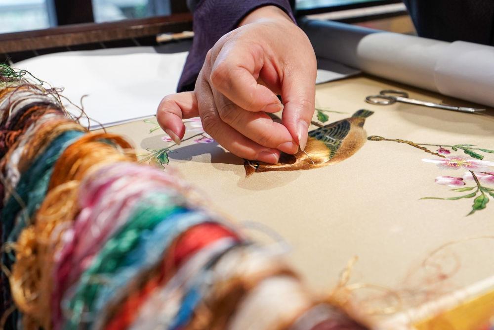 △2023年7月6日，盧建英在江蘇蘇州平江路的工作室內(nèi)刺繡。