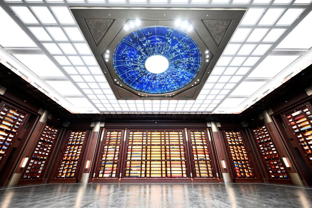 △中國國家版本館中央總館“文瀚閣”內(nèi)景。星空穹頂上是一幅宋代石刻天文圖，傳遞著“文瀚閣”的寓意：中華文明如星空般浩瀚璀璨。
