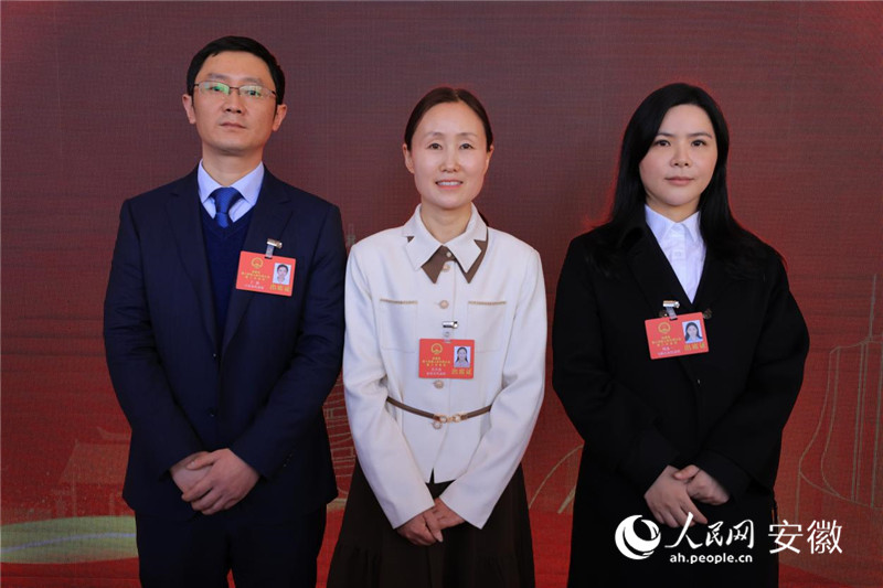 安徽省人大代表丁?。ㄗ螅?、方少杰（中）、周冰一（右）回答記者提問(wèn)。人民網(wǎng)記者 王曉飛攝