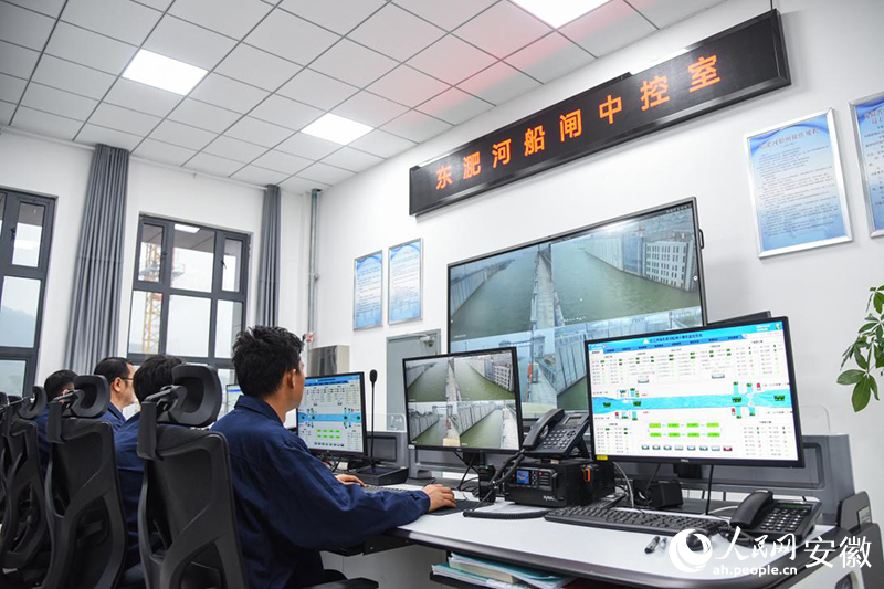 東淝河船閘總控室。人民網(wǎng)記者 李希蒙攝