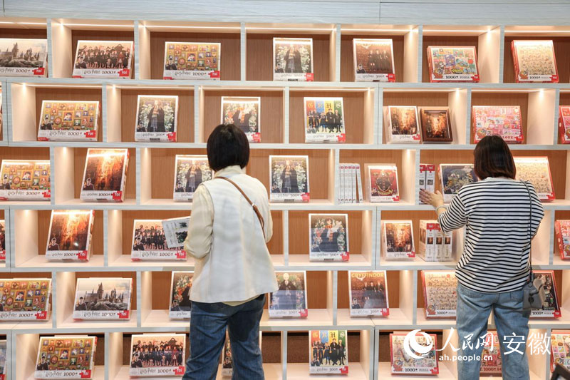 讀者在元·書局內(nèi)挑選益智玩具。人民網(wǎng)記者 張俊攝