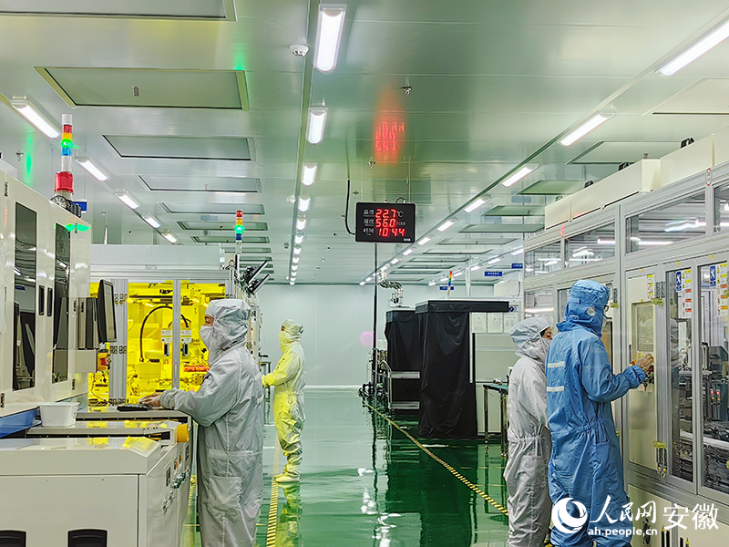 安徽芯視佳半導(dǎo)體顯示科技有限公司車間正在生產(chǎn)。人民網(wǎng)記者 韓震震攝