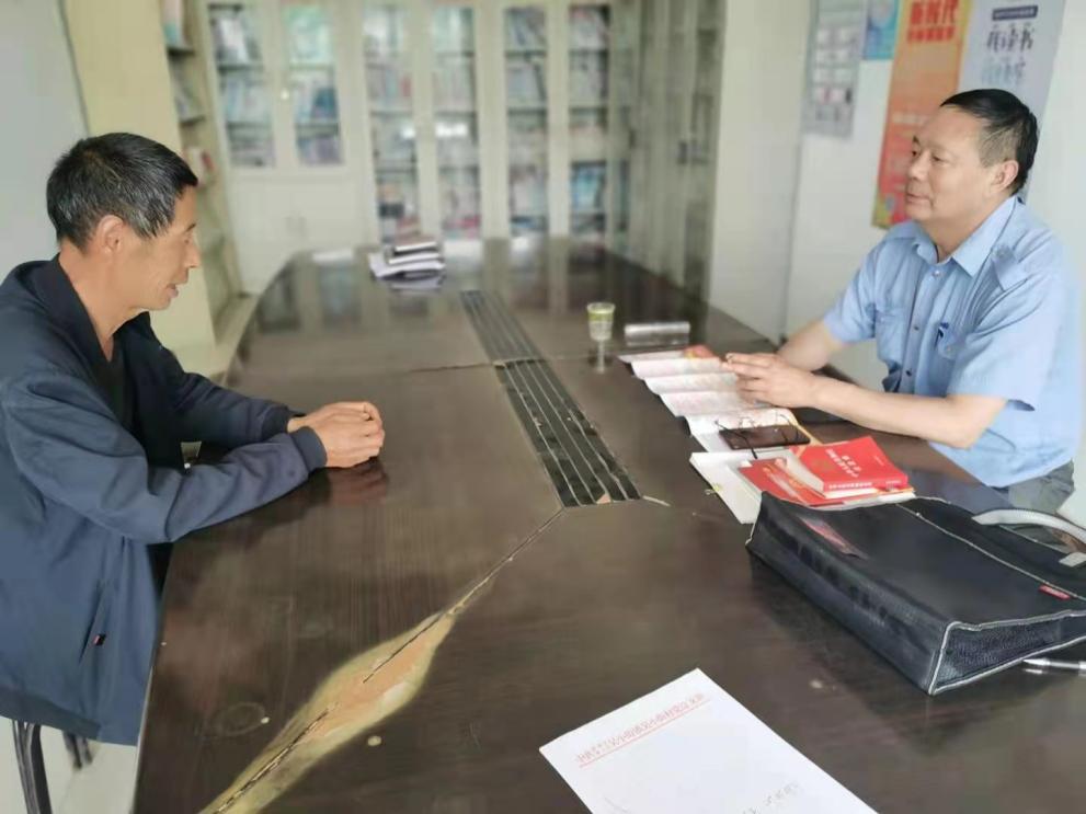 吳夕品（右一）在調(diào)解。蚌埠市淮上區(qū)吳小街鎮(zhèn)供圖