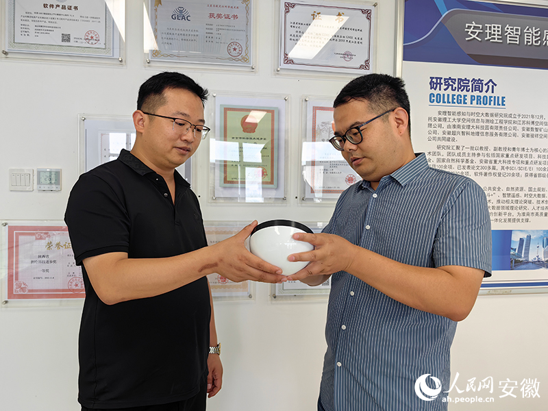 劉春陽和陳健在溝通最新產(chǎn)品的性能情況。人民網(wǎng)記者 韓震震攝