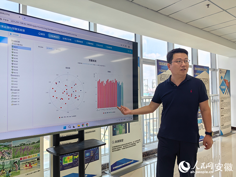 安徽超興公司負責(zé)人劉超在介紹項目情況。人民網(wǎng)記者 韓震震攝