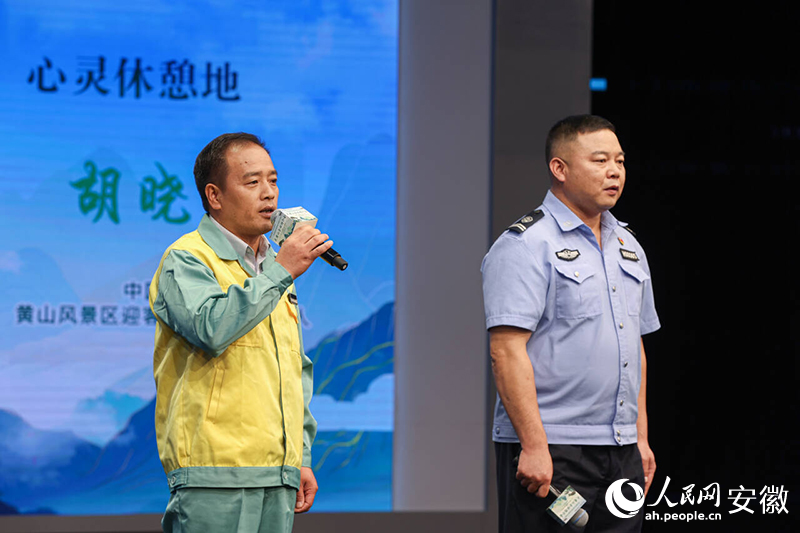 “中國好人”李培生（左）、胡曉春現(xiàn)場推介“大黃山”。人民網(wǎng)記者 張俊攝