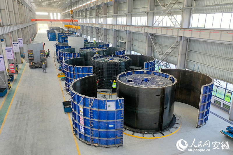 天杉能源科技公司車間內(nèi)，正在生產(chǎn)風力發(fā)電機塔筒。人民網(wǎng)記者 陳若天攝.jpg