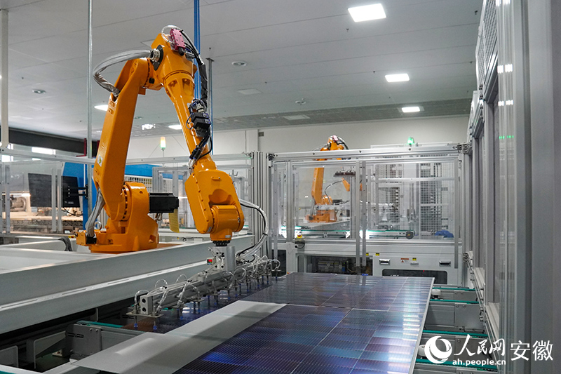 亳州宏陽能源股份有限公司車間內(nèi)，機械臂正在作業(yè)。人民網(wǎng)記者 陳若天攝.jpg