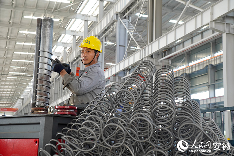 天杉能源科技公司車間內(nèi)，工人正在作業(yè)。人民網(wǎng)記者 陳若天攝.jpg