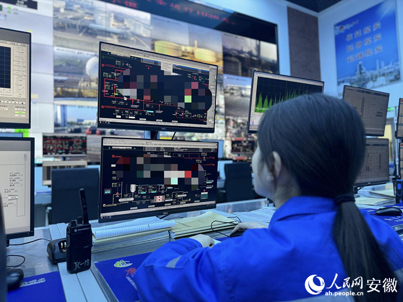 安徽碳鑫科技有限公司里，工作人員正在監(jiān)測數(shù)據(jù)。 人民網(wǎng) 呂歡歡攝