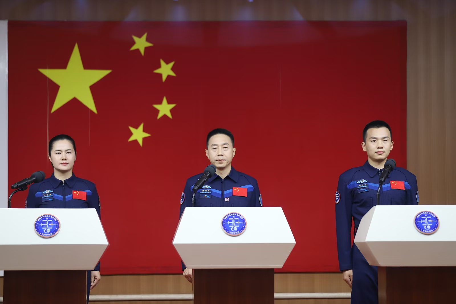 10月29日，神舟十九號航天員乘組在酒泉衛(wèi)星發(fā)射中心問天閣與中外媒體記者集體見面。人民網(wǎng)記者 黃帆攝