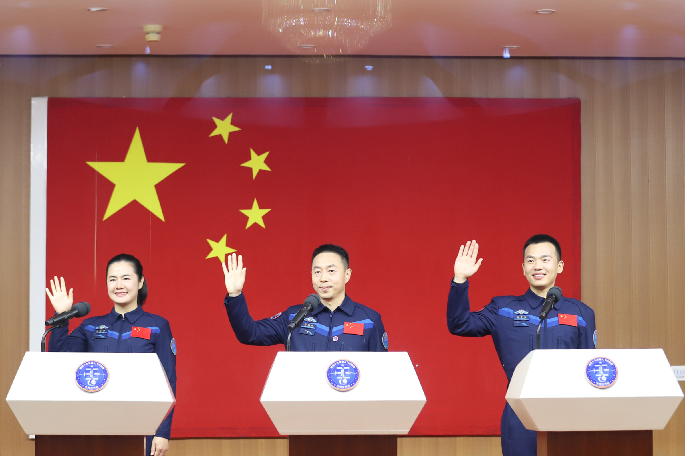 10月29日，神舟十九號航天員乘組在酒泉衛(wèi)星發(fā)射中心問天閣與中外媒體記者集體見面。人民網(wǎng)記者 黃帆攝