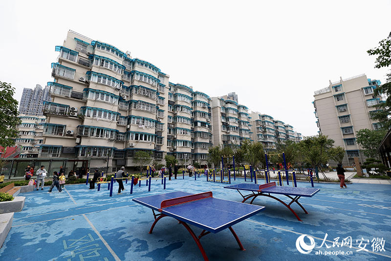 備受居民青睞的健身場(chǎng)地。人民網(wǎng)記者 張俊攝