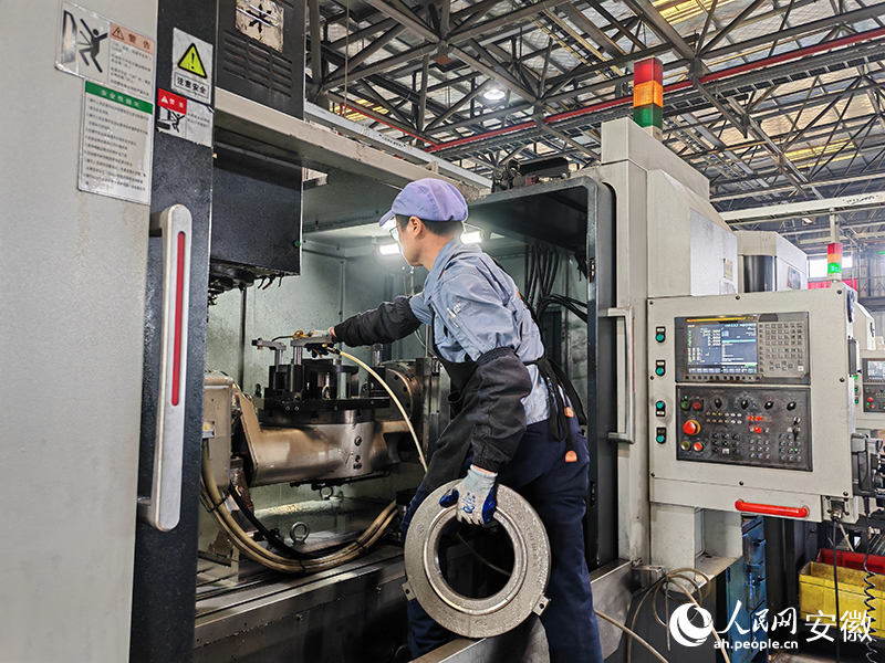 安徽海立精密廠房內(nèi)，工人進行壓盤機加工鉆孔操作。人民網(wǎng) 丁紀攝