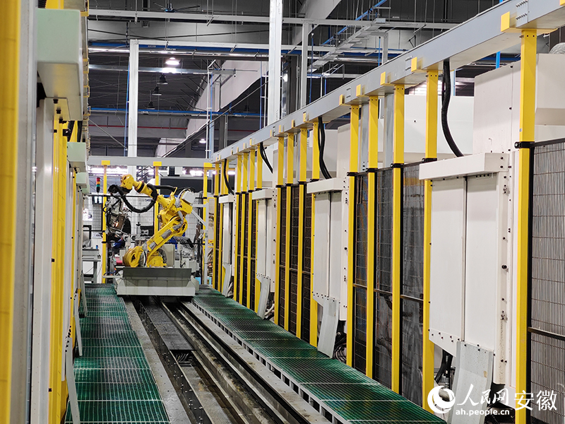 安徽鴻圖精密工廠里正在精加工操作的機械臂。人民網(wǎng) 丁紀攝