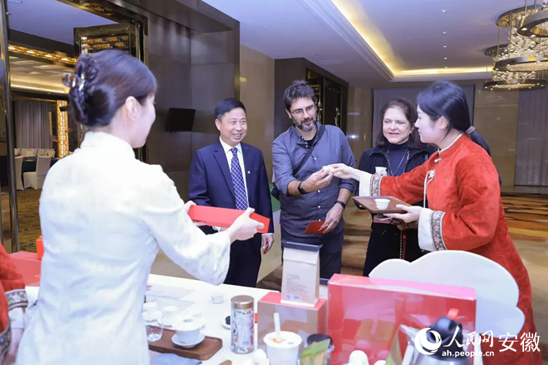 幾位旅行商品茶。人民網記者 王曉飛攝