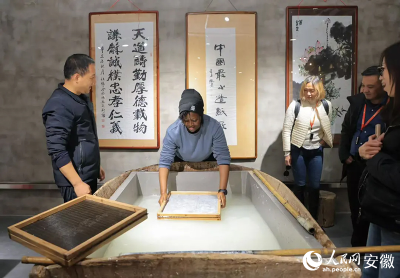 美國旅行商法紹拉·扎伊諾布·托沃布拉體驗宣紙制作工藝。人民網記者 王曉飛攝