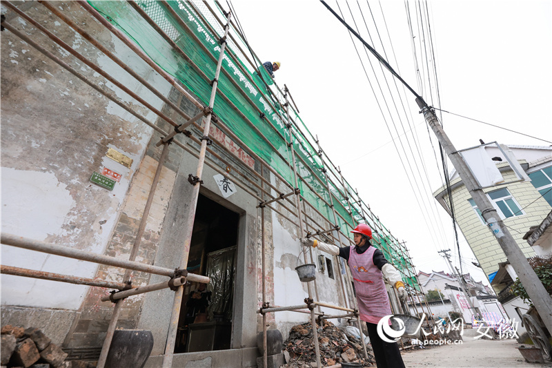 在旌德縣合錦村，傳統(tǒng)建筑修繕如火如荼。人民網(wǎng)記者 張俊攝