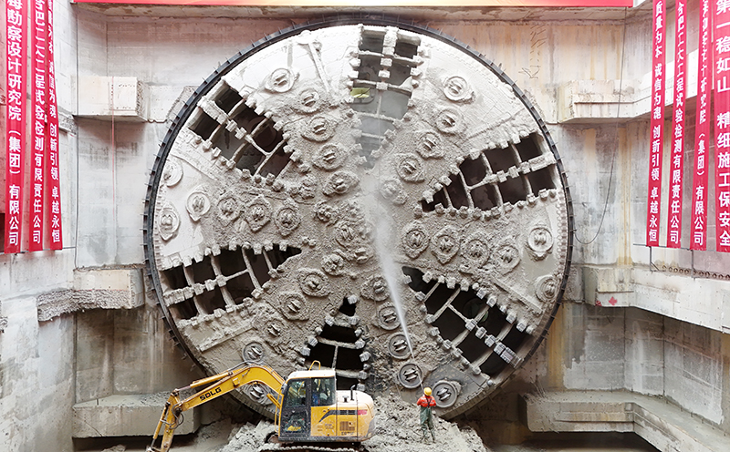 從橫截面看，盾構(gòu)機形似盾牌。蕪湖市委宣傳部供圖.jpg