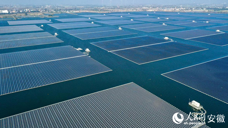 俯瞰位于鳳臺的水上光伏電站。人民網記者 張俊攝