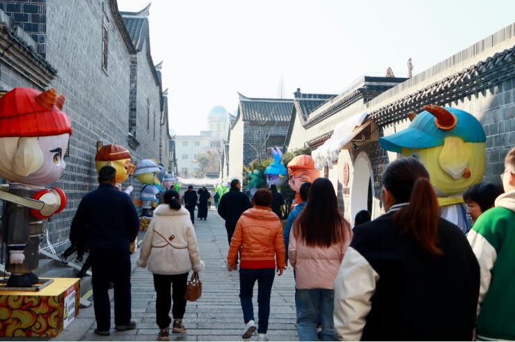 景區(qū)游人如織。 六尺巷景區(qū)供圖