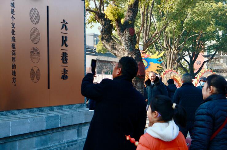 游客前來感受“禮讓”文化。六尺巷景區(qū)供圖