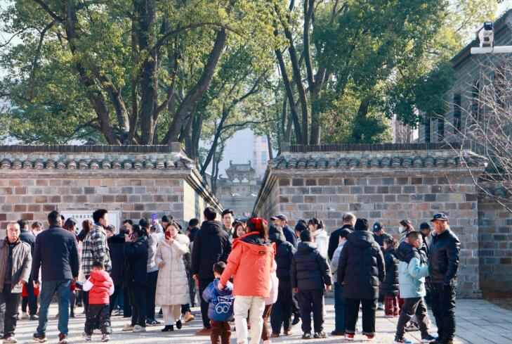 景區(qū)游人如織。 六尺巷景區(qū)供圖