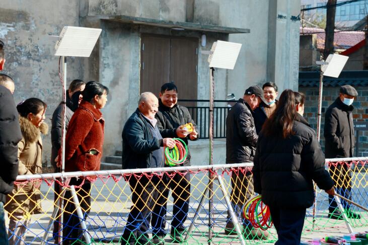 市民前來六尺巷景區(qū)游玩。 六尺巷景區(qū)供圖