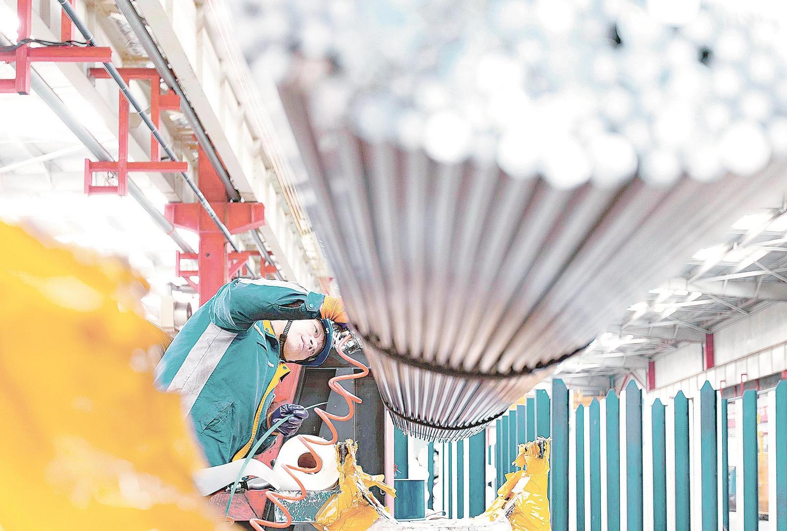 近日，安徽省“專精特新”企業(yè)馬鋼埃斯科特鋼公司生產(chǎn)線上，工人正在生產(chǎn)高端汽車彈簧用鋼產(chǎn)品。通訊員 羅繼勝 攝