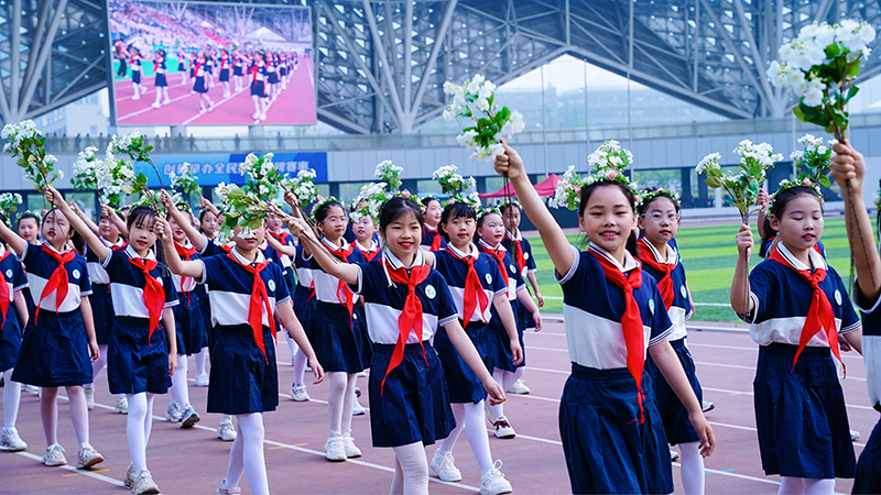 手持茉莉花的學(xué)生方陣。李廣源攝