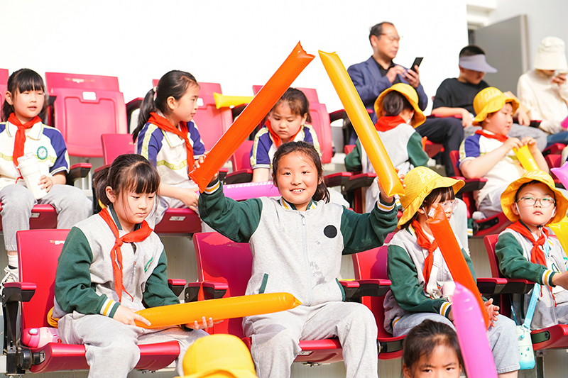 觀看開幕式的學(xué)生。李廣源攝